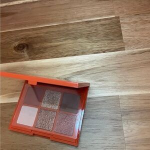 6-Color Eyeshadow Palette